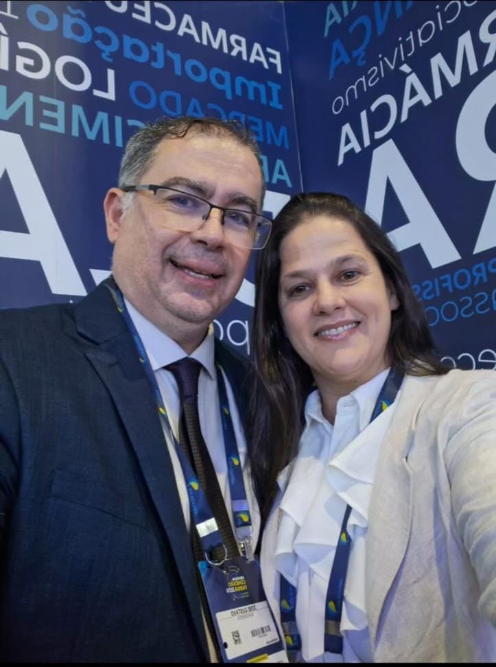 Prof. José Gustavo e Profa. Vânia Garcia em evento farmacêutico