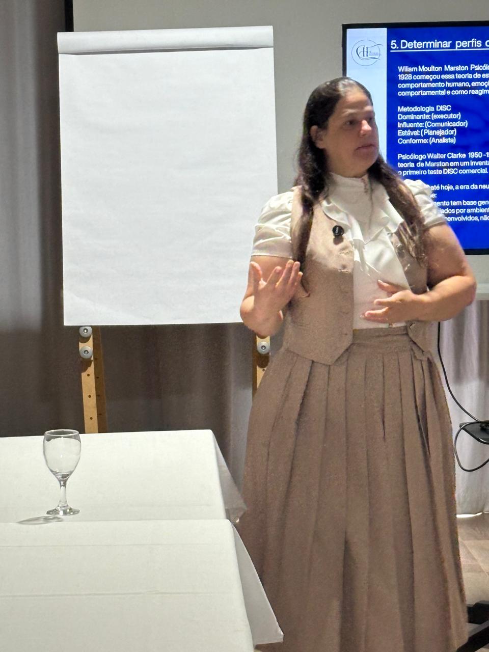 Professora Vania aplicando metodologia DISC de perfis comportamentais