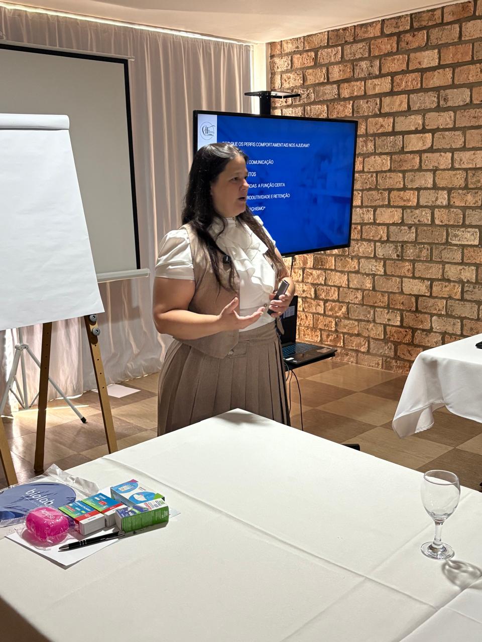 Professora Vania em treinamento de gestão de equipes